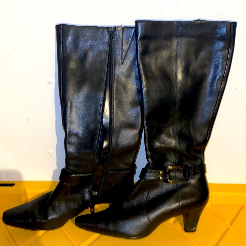 Like new , barely worn AK knee hight boots size 6